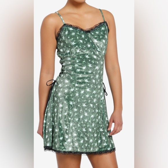 Daisy Street Dresses & Skirts - Daisy Street 🌼 Green 💚 Floral Velvet Mini Dress from Hot Topic